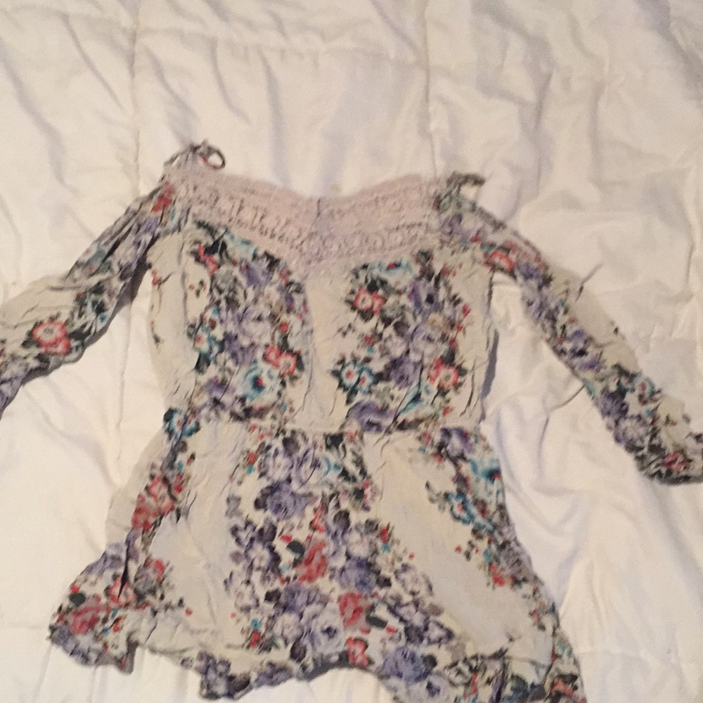 Long sleeve of the shoulder floral romper